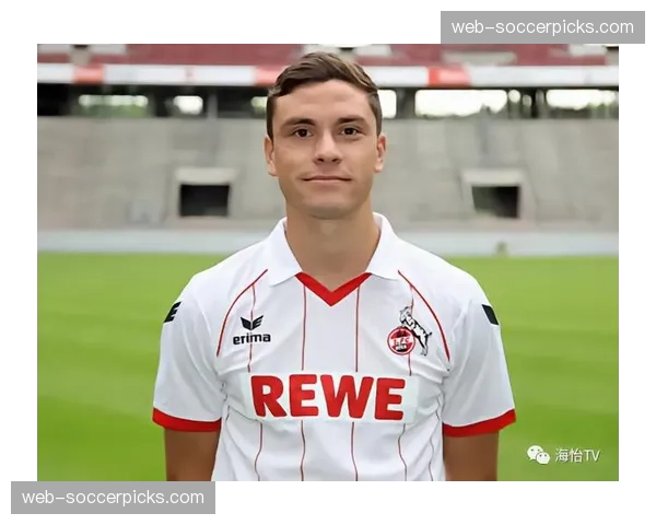 失利后，科隆队长赫克托眼含泪光鼓励看台上不愿离去的球迷