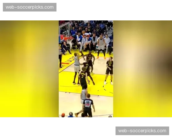 特写：文班亚马底线发球直接空接助攻，索汉压哨空接扣篮点燃主场